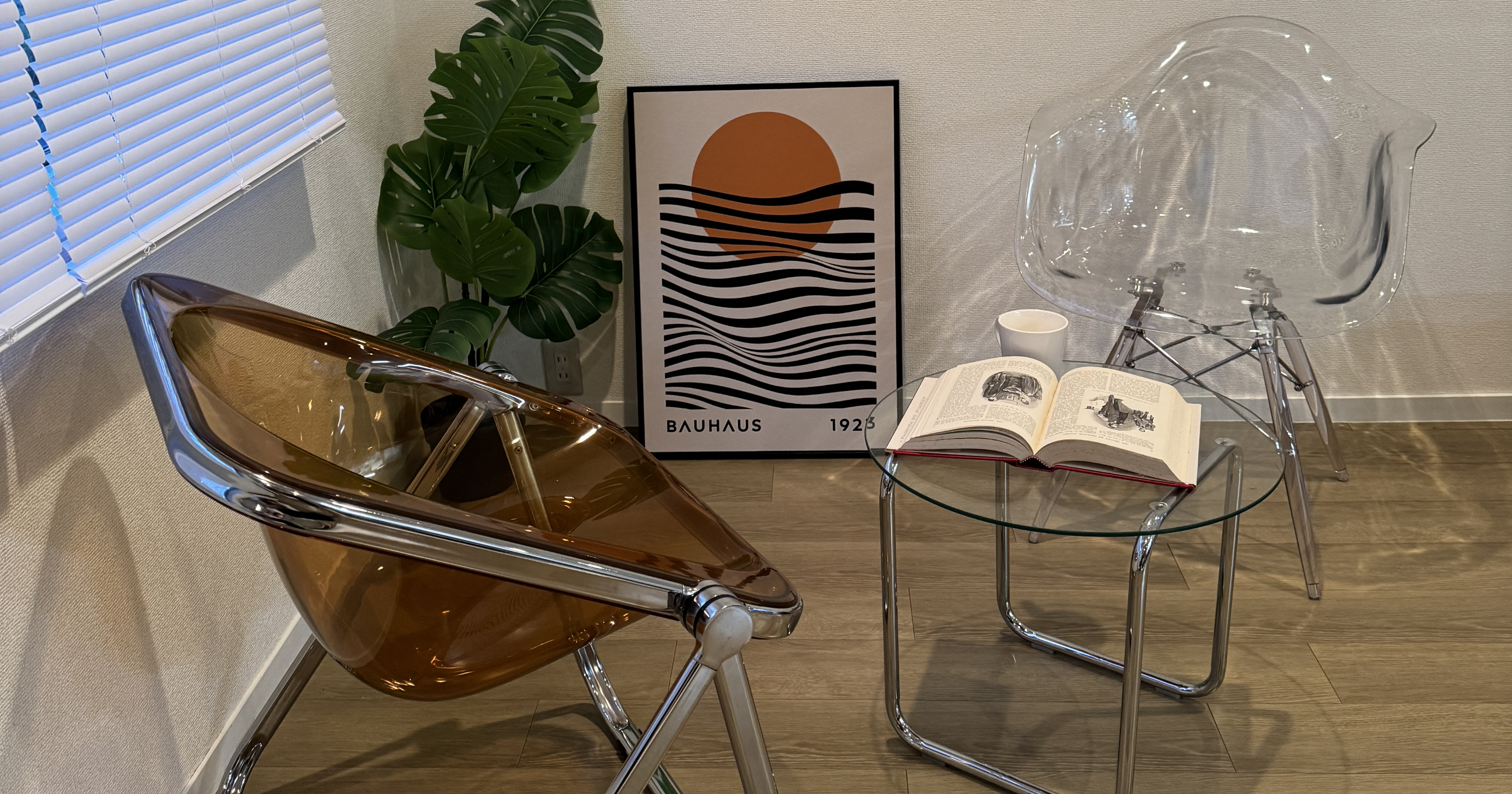 アクリルチェアのおすすめ3選|透明感で空間を広く、おしゃれに