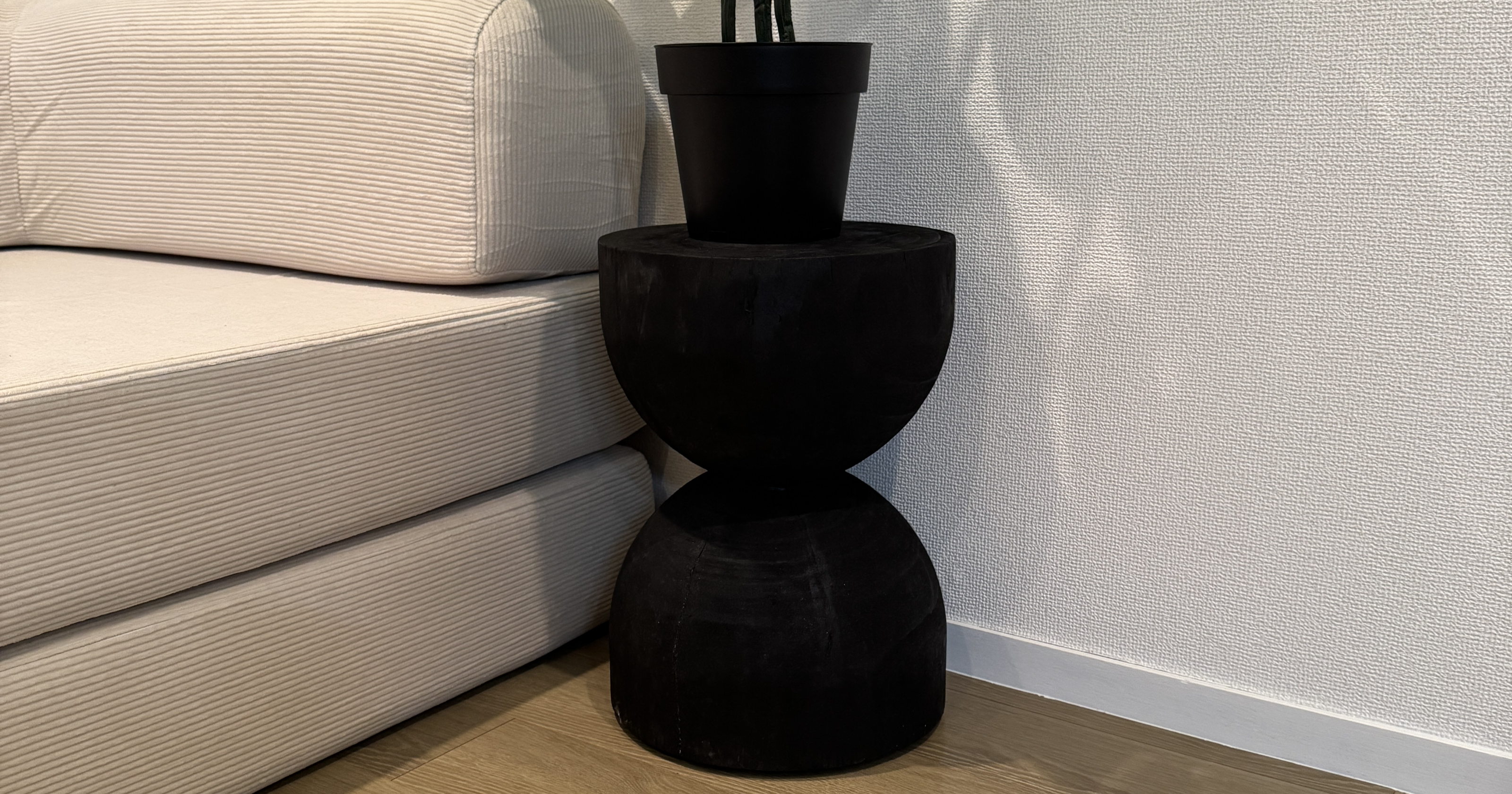 ベッドサイドテーブルの選び方| 失敗しないポイントとおすすめ商品を紹介