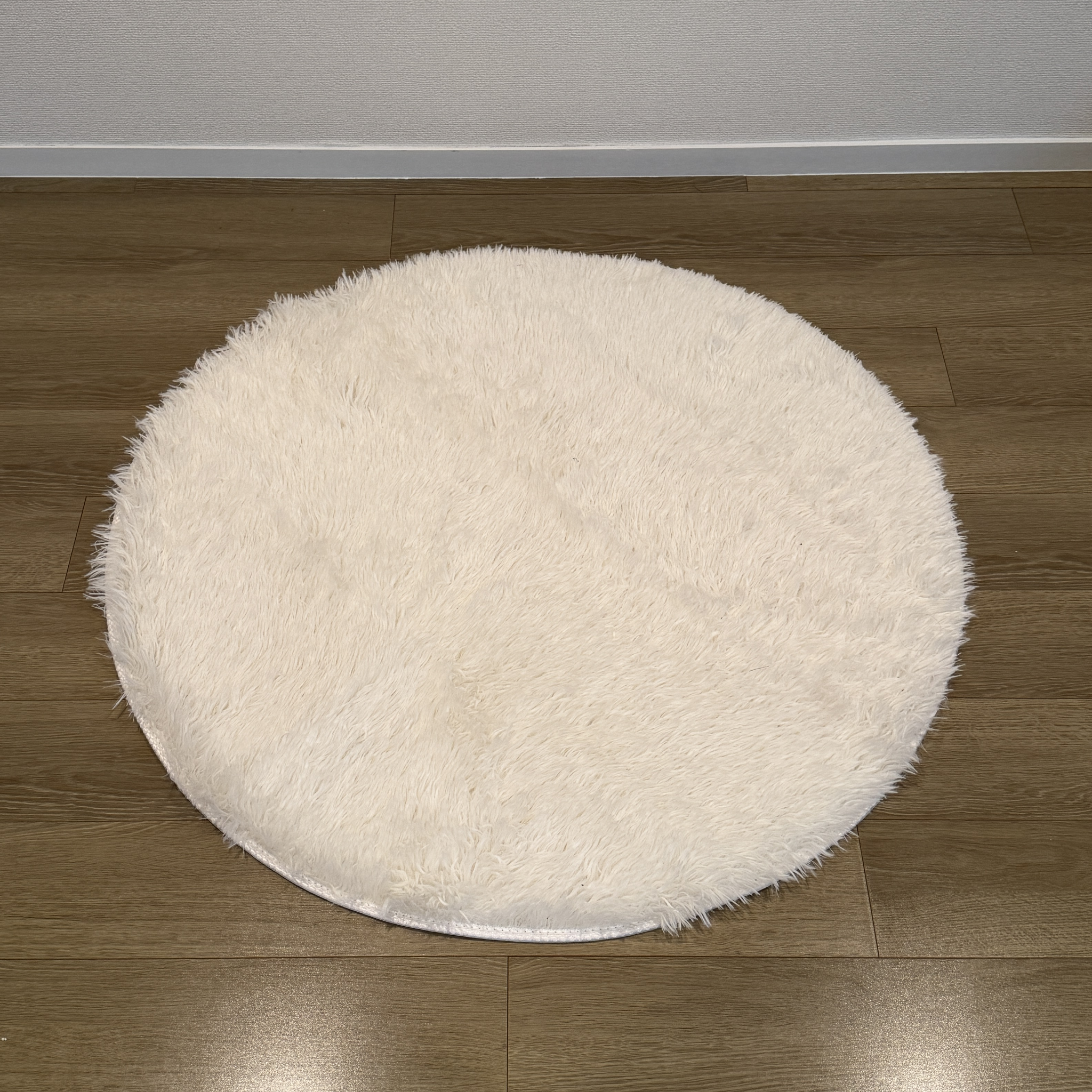 white round carpet
