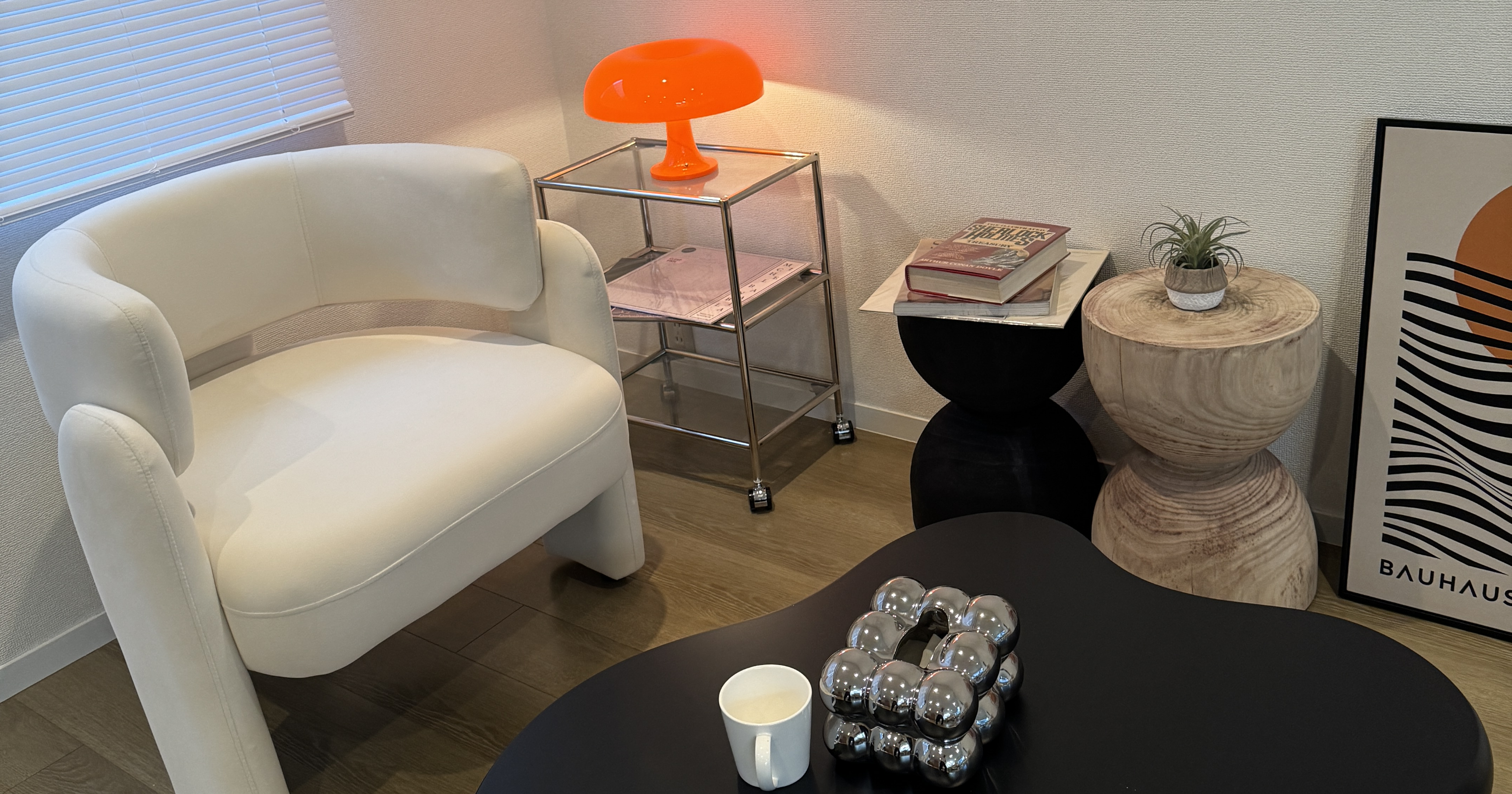 テーブルランプどこに置く？おしゃれな飾り方｜リビング・寝室・デスク、場所別